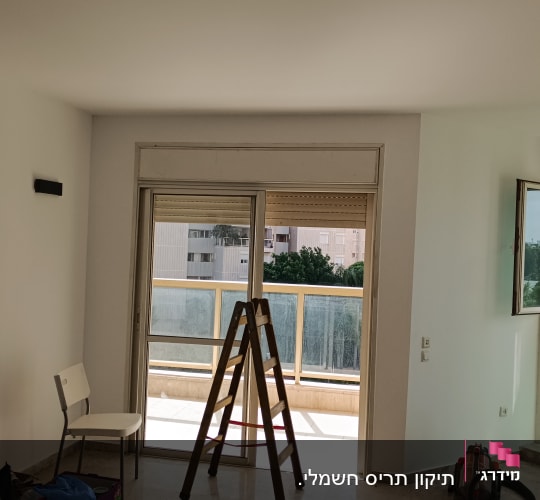 תריסים סגורים למחצה על חלון זכוכית גדול